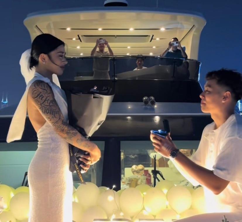 恭喜!中国男篮25岁新星游艇浪漫求婚成功:女友双臂文身又美又飒